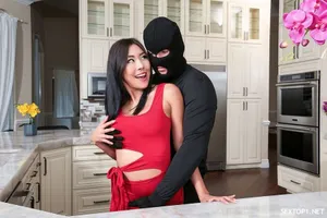 Chuyện tình với đồng nghiệp nữ làm chung công ty đã có ông chồng nhưng không hạnh phúc ở cửa hàng tiện lợi
