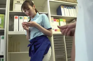 Thấy cô giáo vú đẹp tự sướng trong phòng thay đồ, cậu sinh viên làm liều