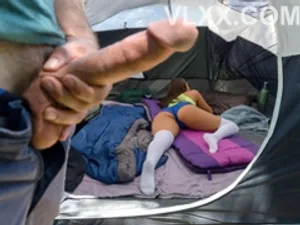 Người hầu gái đỡ cô dậy, cô yếu đuối và bất lực, và đó là khởi đầu cho sự duyên dáng mới của cô.