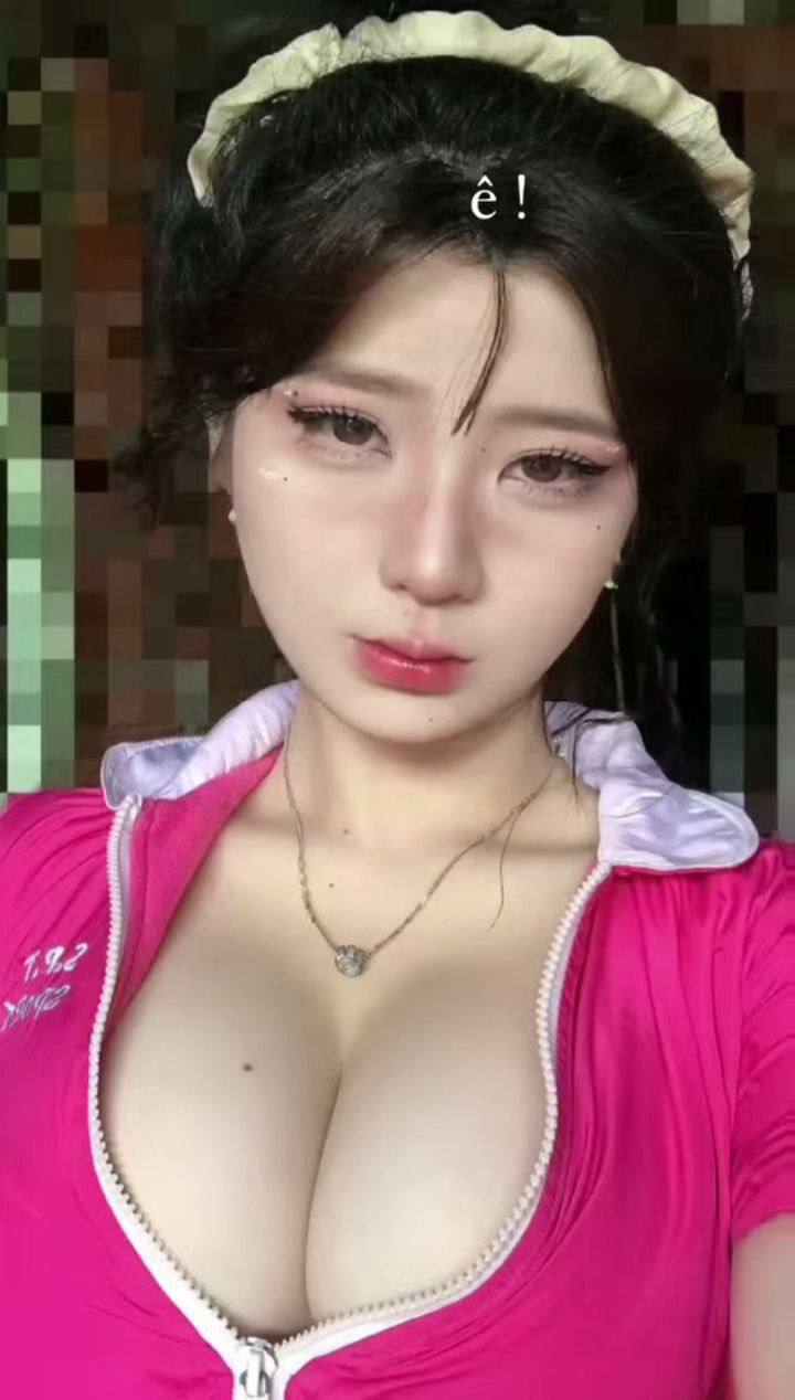 Người chồng lén dí cô người mẫu chụp ảnh nude cùng khi bà xã đang cạnh bên