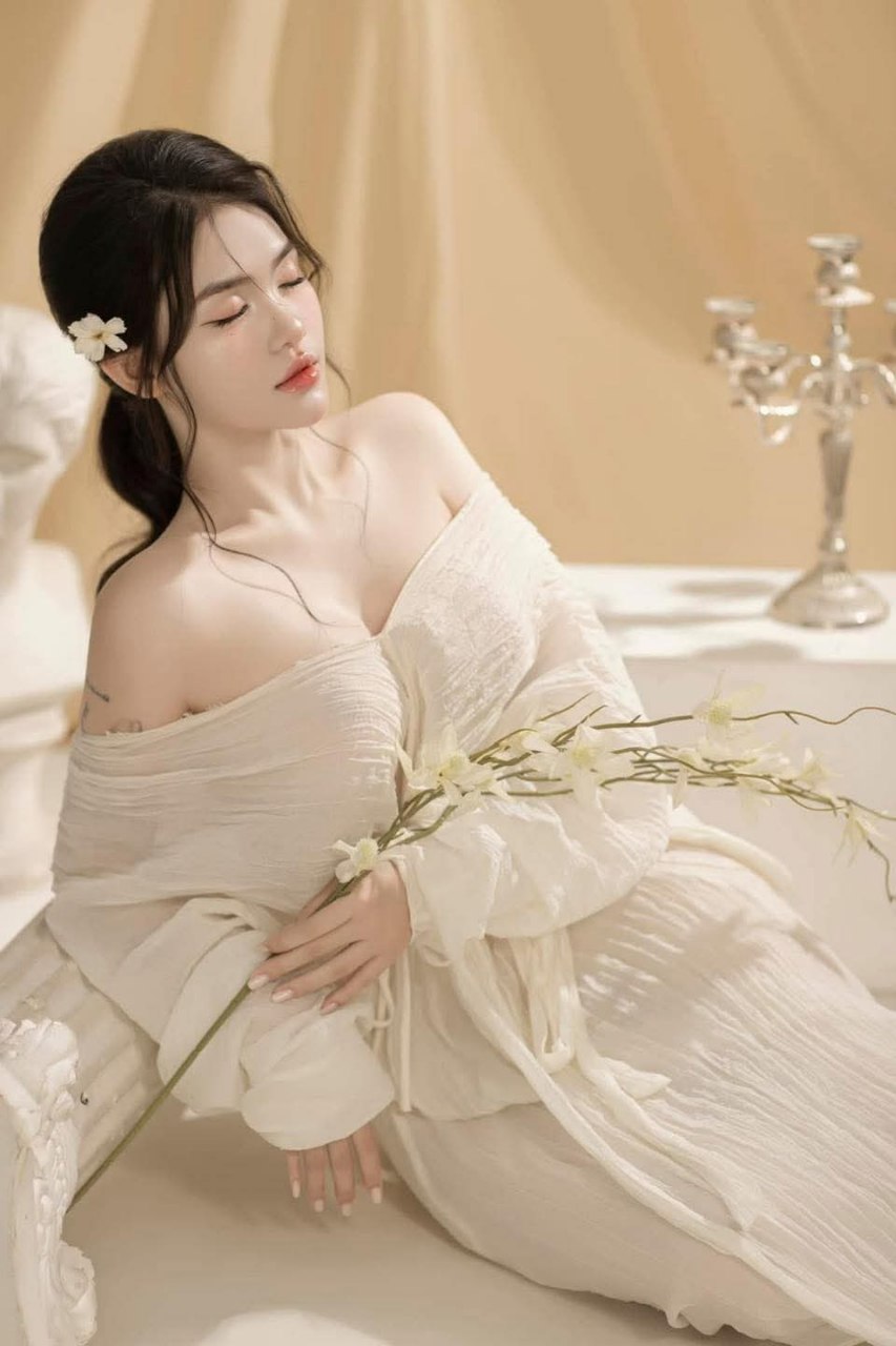 LACOCHONNE - Bà mẹ MILF người Pháp mảnh khảnh Cali Cruz bị đồng nghiệp làm tình - AMATEUREURO